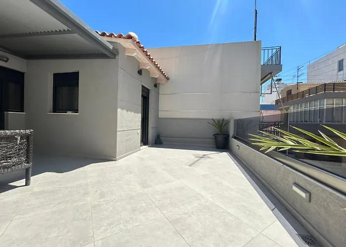 Ivory Style Maisonette Near Downtown